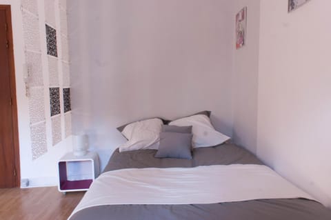 Photo of the whole room, Decorative detail