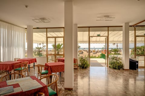 Restaurant/places to eat, Seating area