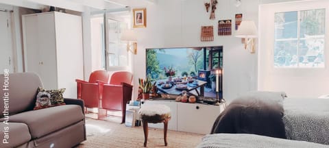 Communal lounge/ TV room, TV and multimedia, Living room, Seating area, Evening entertainment