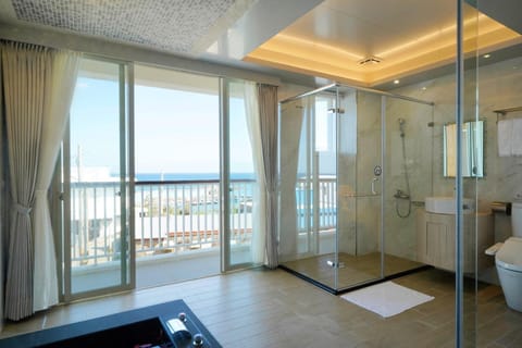 Bathroom, Balcony/Terrace, Sea view