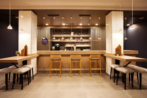 Restaurant/places to eat, Lounge or bar, Banquet/Function facilities, Seating area