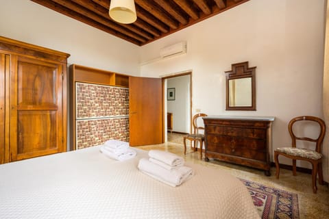 Photo of the whole room, Bedroom, towels