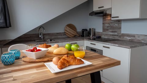 Kitchen or kitchenette, Dining area