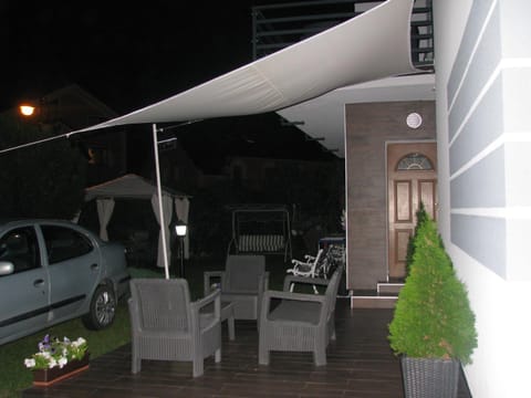Balcony/Terrace, Seating area, Parking