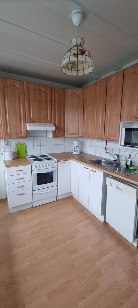 Coffee/tea facilities, Kitchen or kitchenette, dishwasher, microwave, stove, toaster