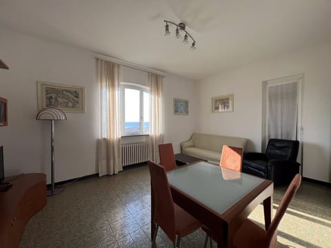 Appartamento vista mare in villa Condominio in Spotorno
