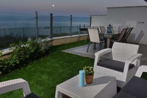 Ariston luxury Garden Apartment with heated Pool Apartamento in Tiberias