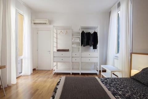 Bedroom, wardrobe, air conditioner