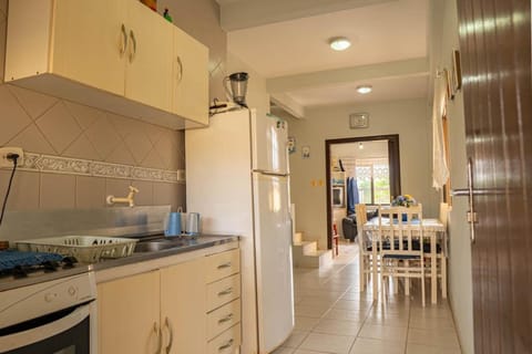 Kitchen or kitchenette, Dining area, minibar, pet friendly, stove