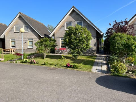 Perle am Ijsselmeer mit eigenem Tretboot House in Flevoland, Netherlands