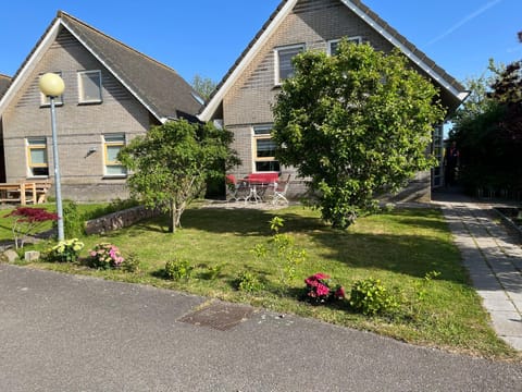 Perle am Ijsselmeer mit eigenem Tretboot House in Flevoland, Netherlands