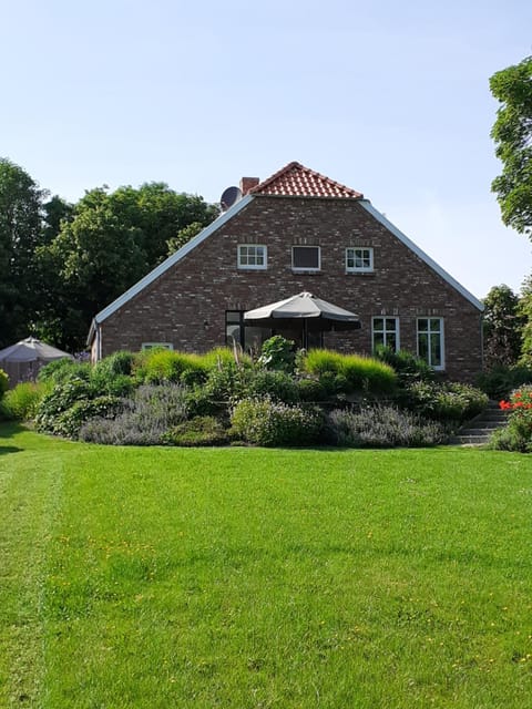 Property building, Garden, Balcony/Terrace