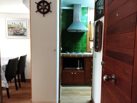 Kitchen or kitchenette, Dining area, minibar, stove