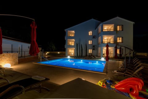 Toilet, Property building, Swimming pool