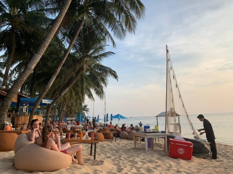 Restaurant/places to eat, Lounge or bar, Beach