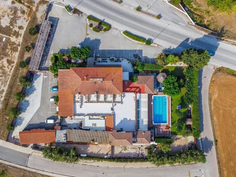 Property building, Bird's eye view, Swimming pool, Location, Parking