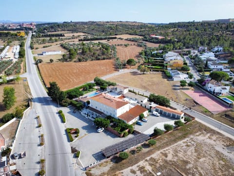 Property building, Natural landscape, Bird's eye view, Mountain view, Street view, Location