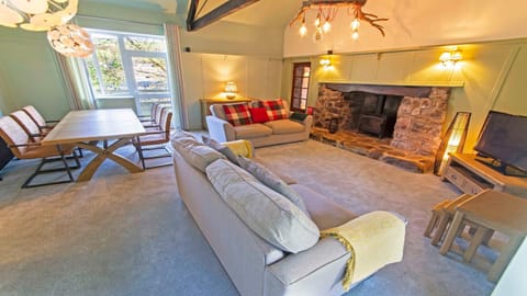 Streamways Nr Croyde - Large country cottage with valley views, Hot Tub option and private garden cabin, sleeps 12-16 Maison in Croyde