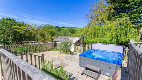 Streamways Nr Croyde - Large country cottage with valley views, Hot Tub option and private garden cabin, sleeps 12-16 Casa in Croyde