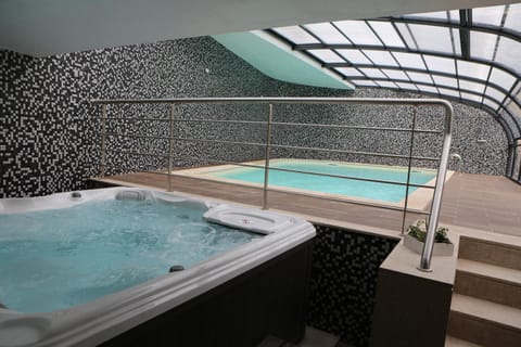 Hot Tub, Swimming pool, Swimming pool