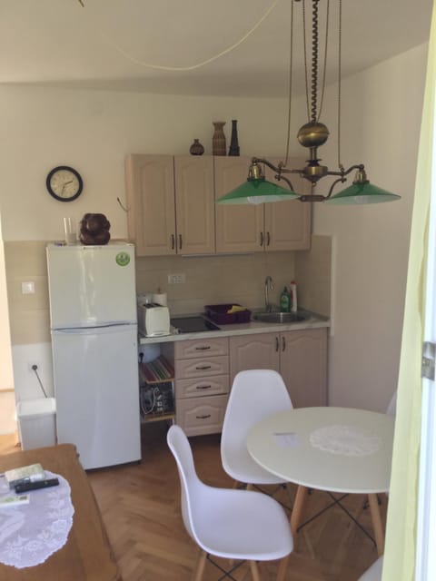 Kitchen or kitchenette, Dining area