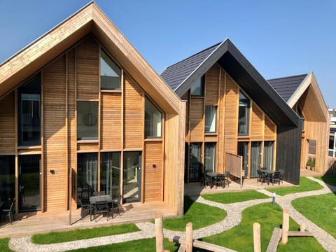 Property building, Facade/entrance, Garden, Garden view