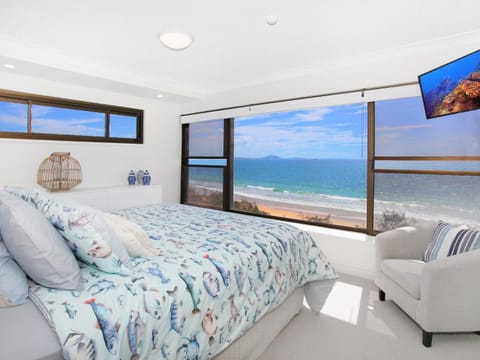 Bed, TV and multimedia, Bedroom, Sea view