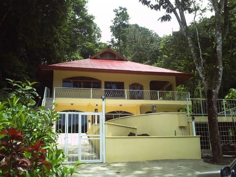 Villa Vista Verde Ground Floor Home, Save Hundreds on your trip, Reduced Prices on Tours Villa in Quepos