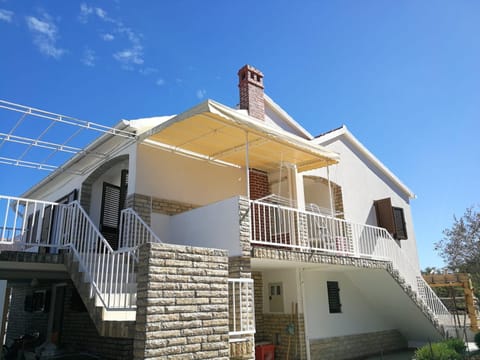 Facade/entrance, Balcony/Terrace