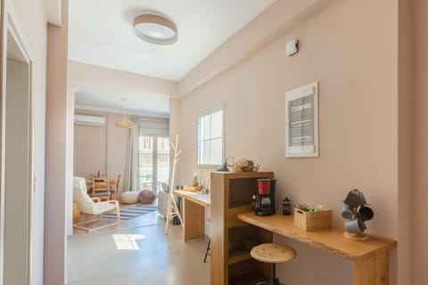 Coffee/tea facilities, Living room, Seating area, Dining area