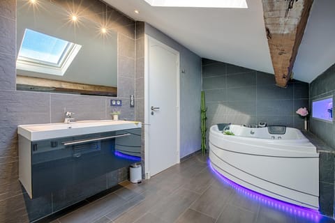 Summer, Hot Tub, Hot Tub, Bathroom, Spa and wellness centre/facilities, Spa and wellness centre/facilities, Time of day, Family, Family, Bath