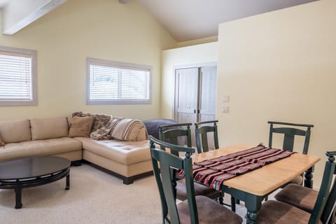 Harriman Townhome 4 - Beautiful Townhome Close to Bald Mt with Year-round Pool House in Ketchum