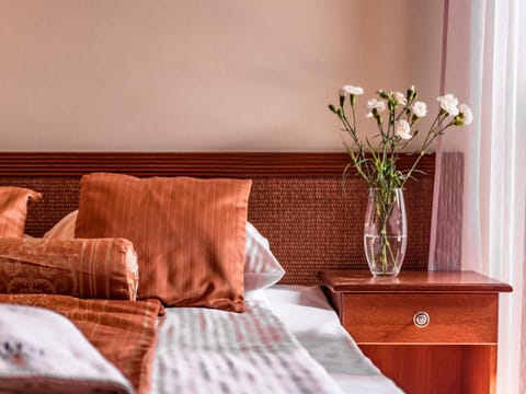 Bed, Photo of the whole room, Decorative detail, Bedroom