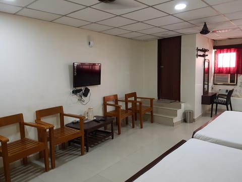 Hotel Sorrento Guest house Anna Nagar East Metro Shenoy Nagar metro budget monthly daily rooms Hotel in Chennai