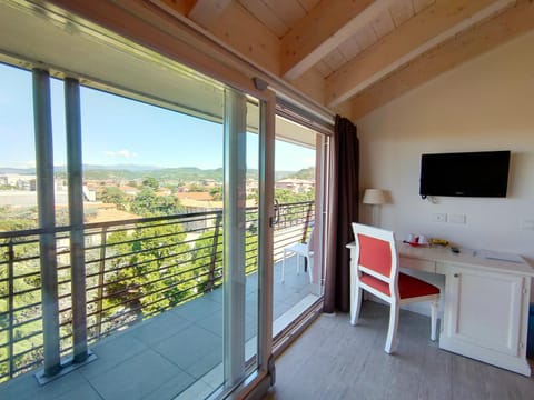 TV and multimedia, View (from property/room), Balcony/Terrace, City view, Landmark view, Mountain view