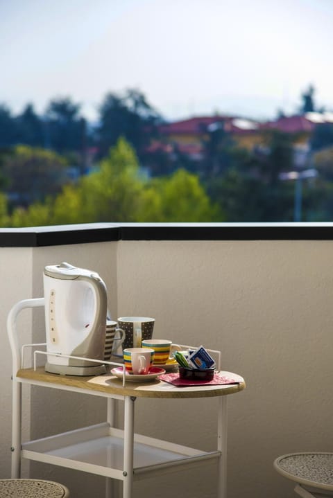 Coffee/tea facilities, Balcony/Terrace, City view, Quiet street view