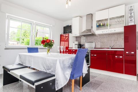 Kitchen or kitchenette, Dining area, Communal kitchen