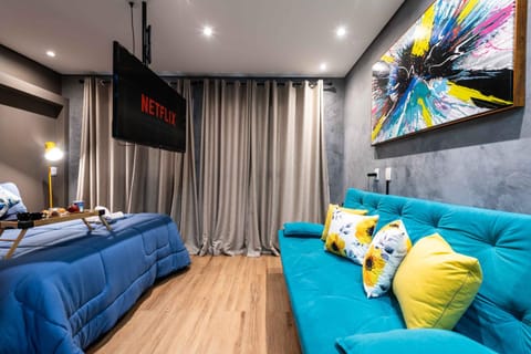 Bed, TV and multimedia, Living room, Photo of the whole room, Seating area, Bedroom