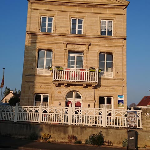 Property building, Nearby landmark, Breakfast