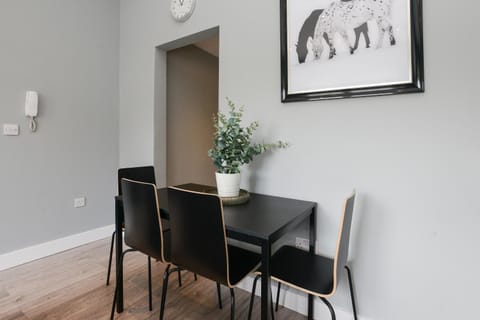Arena Apartments - Stylish and Homely Apartments by the Ice Arena with Parking Condo in Nottingham