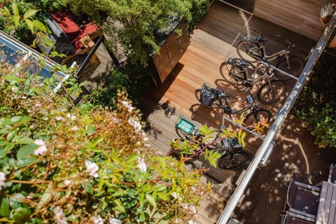 Property building, Spring, Day, Garden, Cycling, City view, Garden view, Inner courtyard view