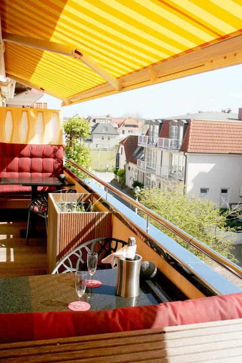 Property building, Balcony/Terrace, Alcoholic drinks