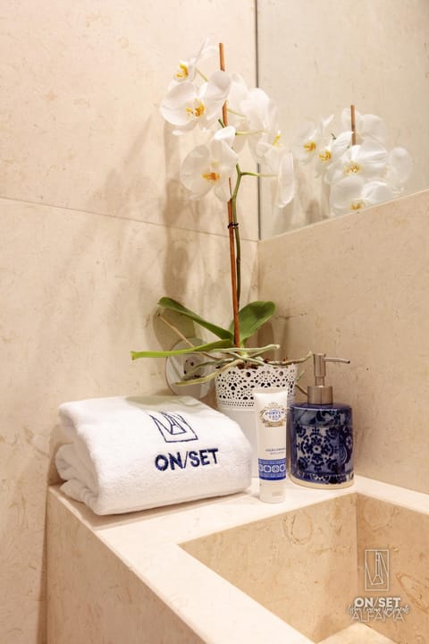 Bathroom, Decorative detail, towels