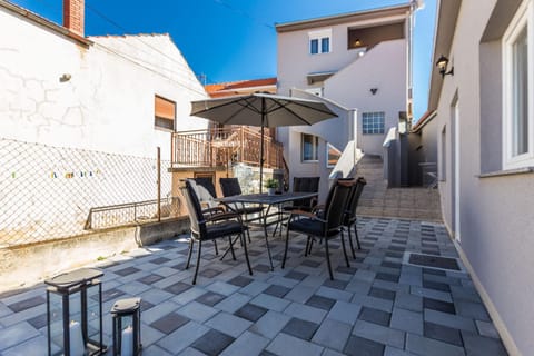 Patio, Facade/entrance, BBQ facilities, Balcony/Terrace