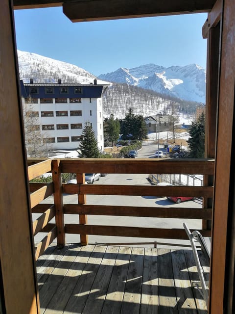 Balcony/Terrace, Mountain view