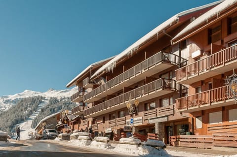 Property building, Facade/entrance, Day, Natural landscape, Winter, View (from property/room), Balcony/Terrace, Mountain view, Parking