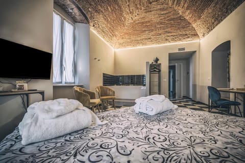 Bed, Hot Tub, Bedroom, towels