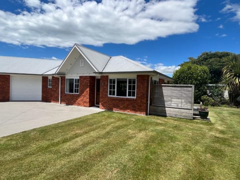 Property building, Garden view, Parking