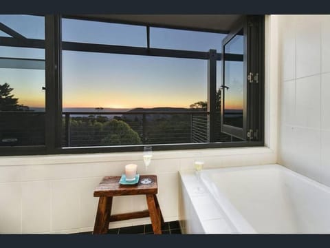Narrow Neck Views - Peaceful 4 Bedroom Home with Stunning Views! House in Katoomba
