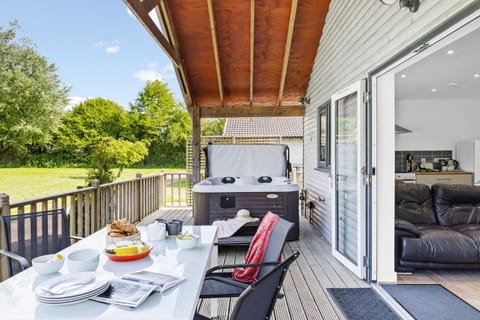 Patio, Hot Tub, Balcony/Terrace, Living room, Seating area